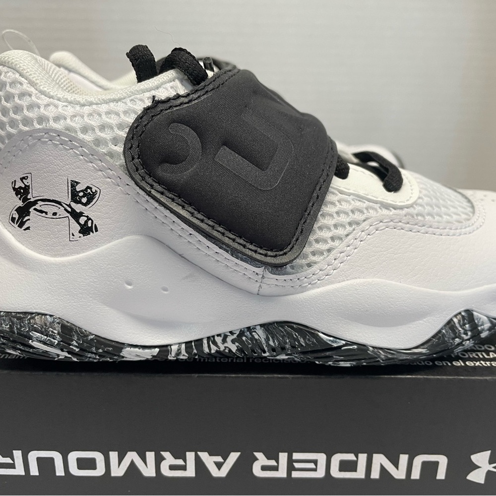 New Under Armour GS Zone
BB 2 Boys Shoe Sneakers Gym
Sports Size 7 3026637-101 - Picture 3 of 13